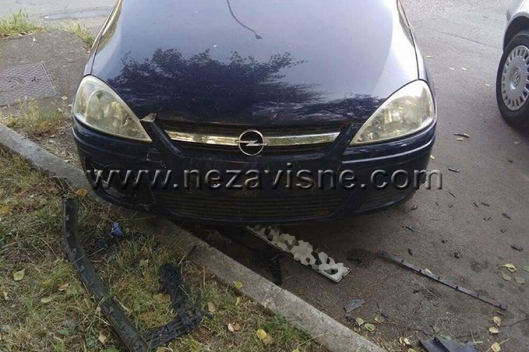 Bijesni psi ponovo napadaju vozila u Banjaluci: Oštećena Corsa