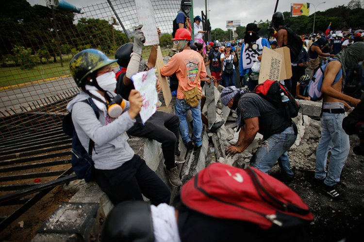 Demonstranti u Venecueli pokušali ući u vojnu vazdušnu bazu