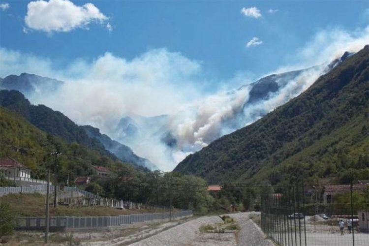 Požar na planini Čvrsnica, stiže helikopter Oružanih snaga BiH
