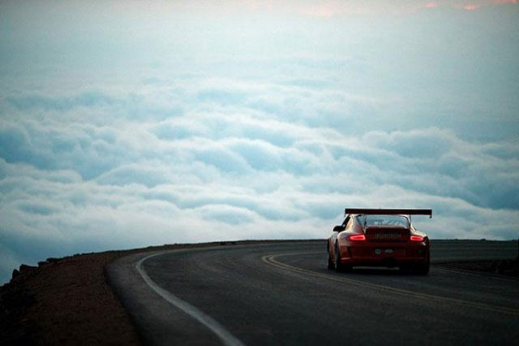 Kako izgleda auto-trka čiji je cilj među oblacima