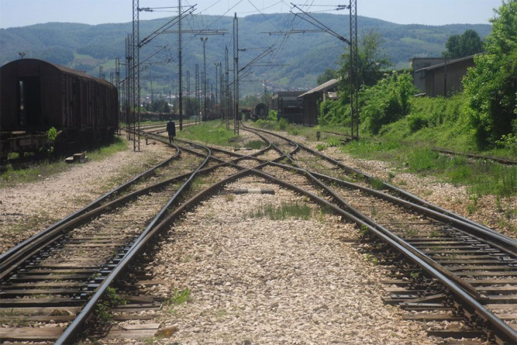 Tragedija kod Banjaluke: Mladić se bacio pod voz i poginuo