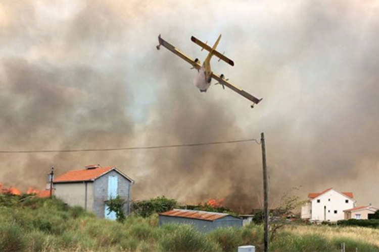 Kod Trogira veliki požar, evakuisani turisti