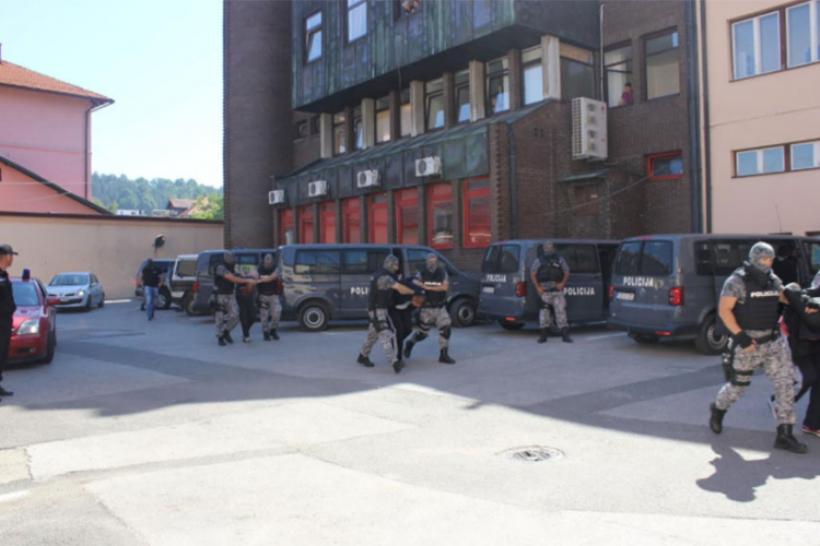 Velika policijska akcija u Tuzli, uhapšeno 12 osoba
