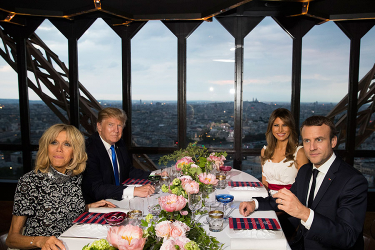 Tramp i Makron sa suprugama večerali na Ajfelovoj kuli