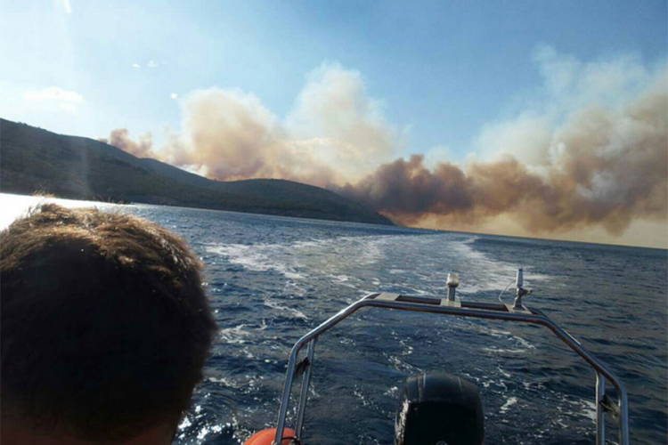 Evakuacija zbog požara kod Tivta, ljudi skakali u more