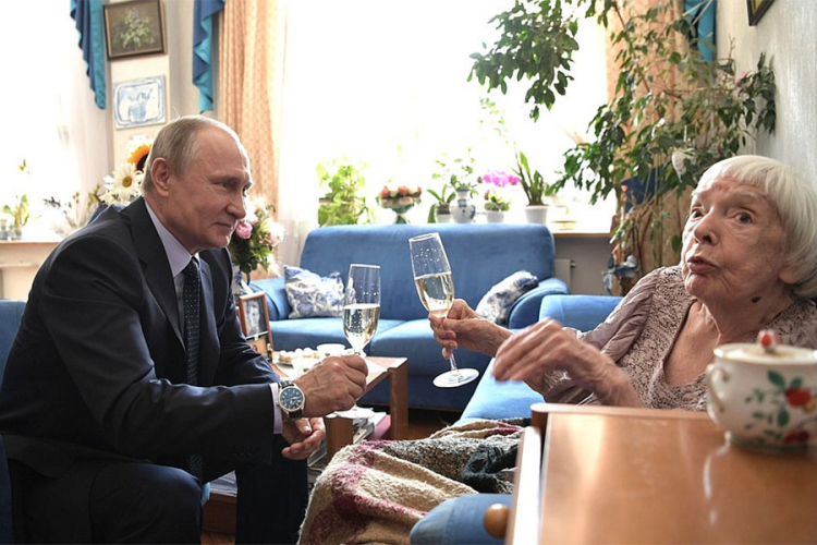 Putin sa Aleksejevom na njen 90. rođendan