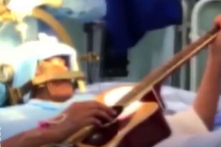 Svirao gitaru tokom operacije na mozgu