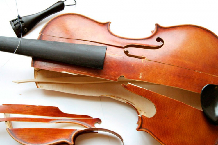 Žena bivšem mužu uništila 54 violine