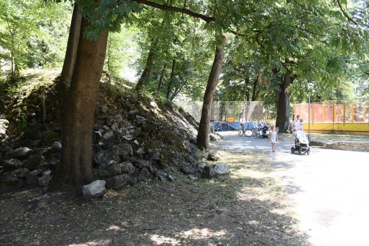 Obrušava se staro sklonište u parku Mladen Stojanović, opasnost za djecu i građane