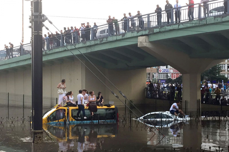 Nevrijeme u Istanbulu: Voda preplavila ulice, dvoje povrijeđeno