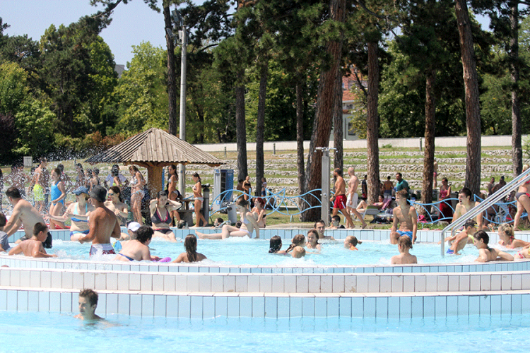 Sezona kupanja možda bude produžena: Otvoreni bazeni puni kao šibica