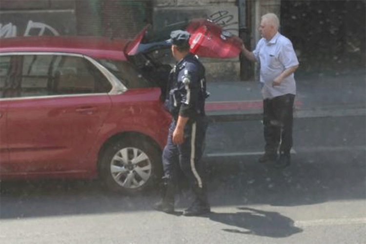 Bivši predsjednik Hrvatske udario u parkiran automobil