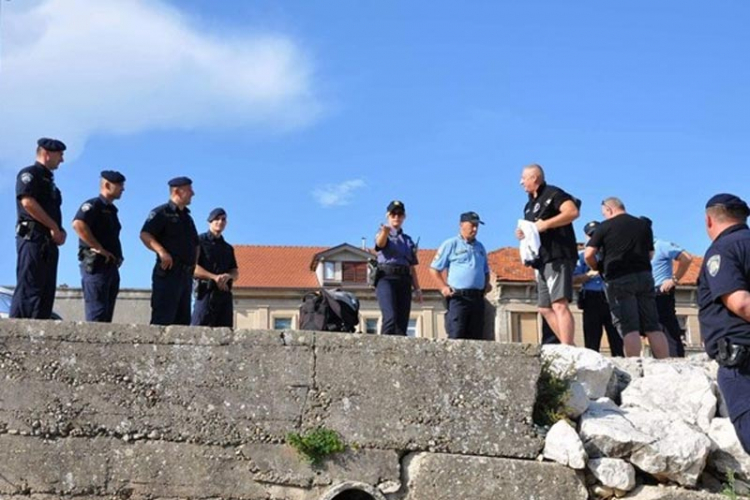 Plovili Neretvom sa natpisom "Za dom spremni", interevenisala policija