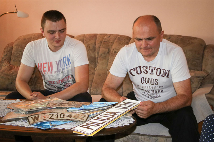 Neobičan hobi oca i sina iz Banjaluke: Sakupili preko 1.000 registarskih tablica