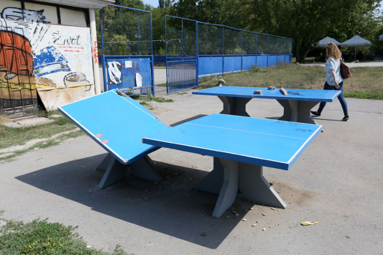 Vandali u dvorištu Studentskog centra polomili betonski sto za stoni tenis