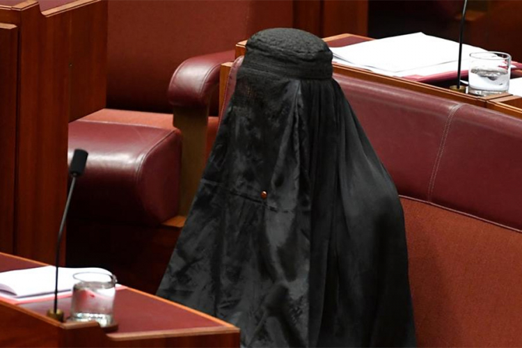 Lider australijske desnice šokirala noseći burku u Senatu