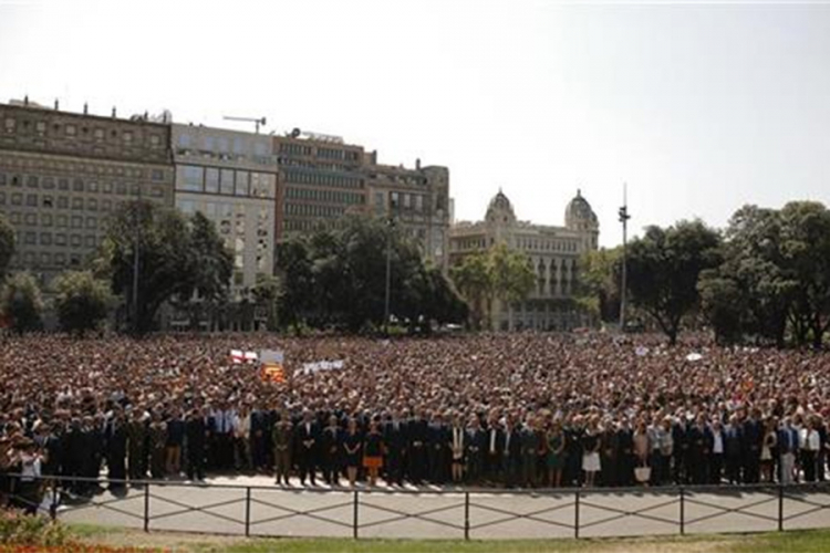 Minut ćutanja za žrtve napada u Španiji, hiljade ljudi na trgu
