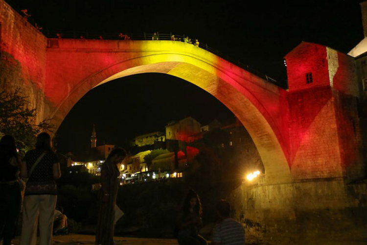 Stari most u bojama španske zastave