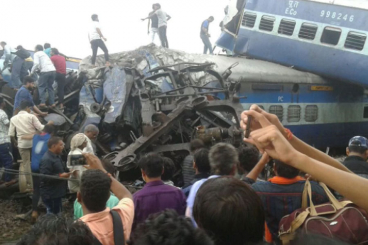 Najmanje 23 mrtvih u željezničkoj nesreći u Indiji