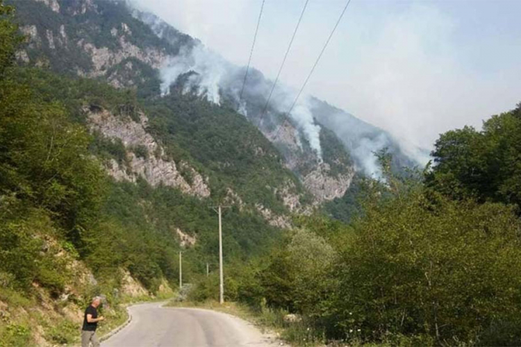 Zbog požara obustavljen saobraćaj u mjestu Žagulja