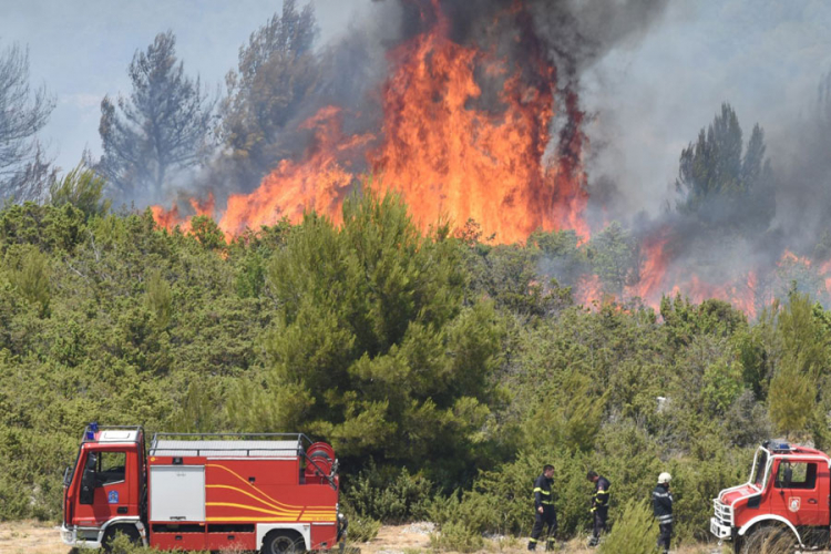 Požari ugrožavaju kuće u Dalmaciji, stigla vojska