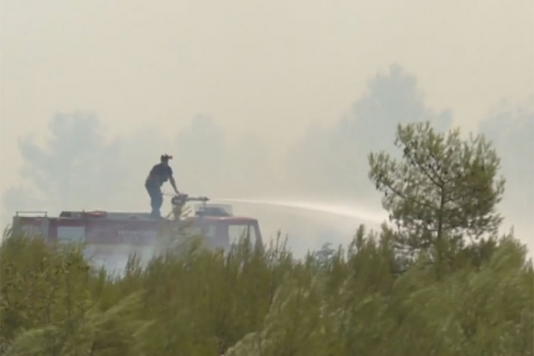 Ugašen veliki požar u Podgorici, sumnja se da je podmetnut