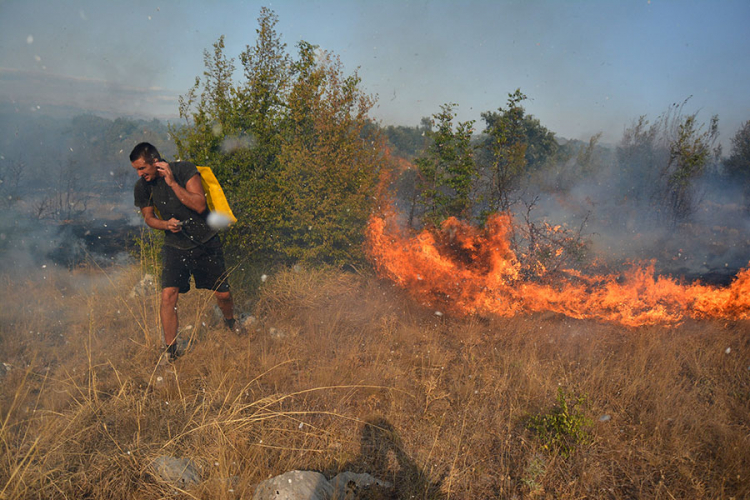 Požar kod Mostara: Vatra prijeti kućama, sve vatrogasne ekipe na terenu