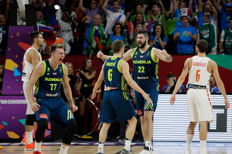 Slovenci za finale održali školu košarke Špancima