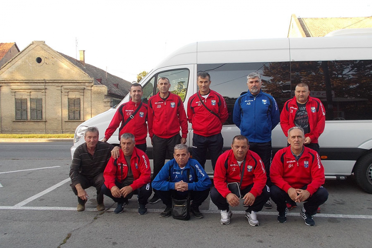 Kotorvaroški fudbalski veterani drugi na turniru u Apatinu