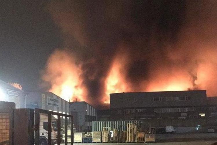 Veliki požar u skladištu u Londonu