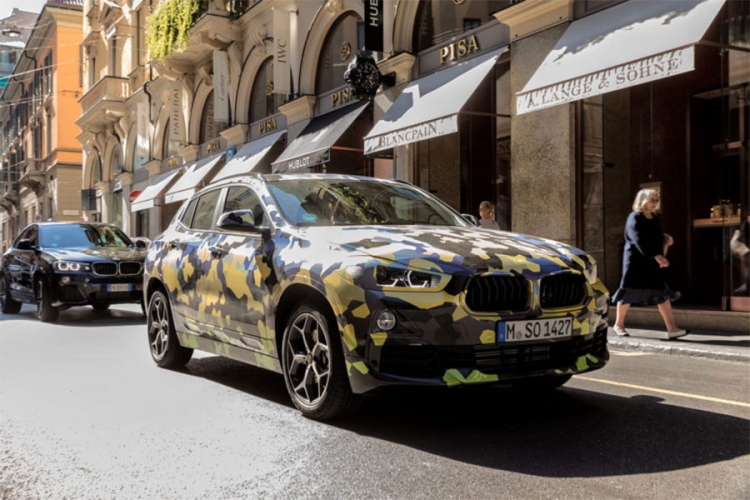 BMW X2 sa digitalnom kamuflažom u Milanu