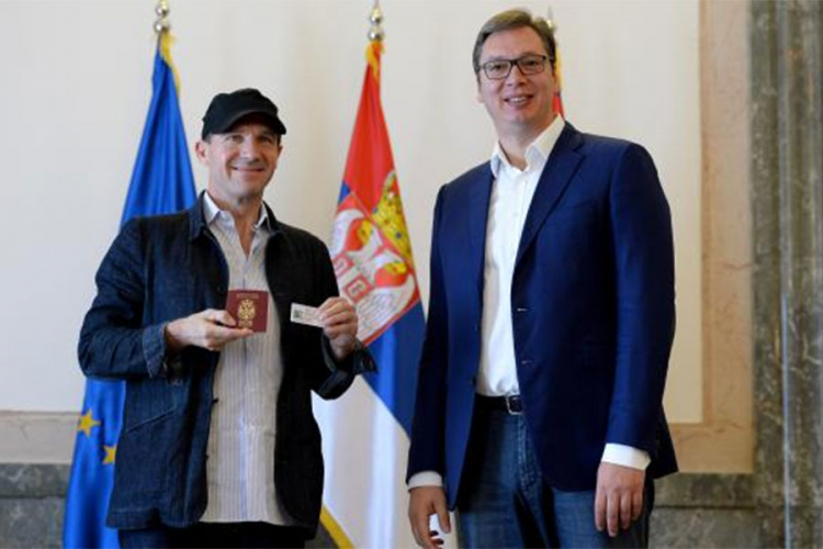 Vučić uručio pasoš i ličnu kartu Rejfu Fajnsu
