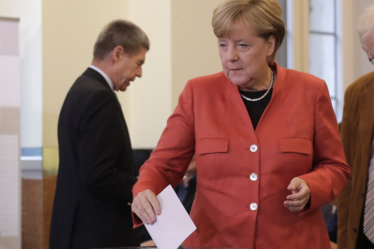Merkelova ubjedljivo do četvrtog mandata, SPD priznala poraz