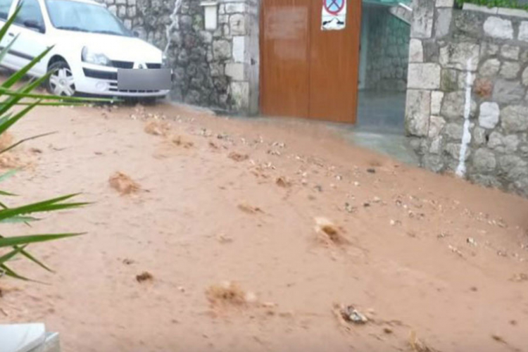 Bujice u Dubrovniku oštećuju asfalt i izbacuju šahtove