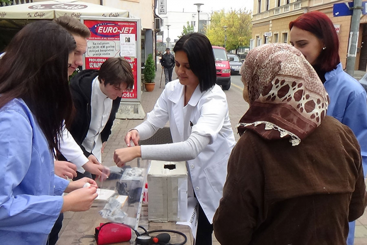 Humanitarna akcija srednjoškolaca iz Sanskog Mosta: Mjerili pritisak i prodavali kolače za Belmu