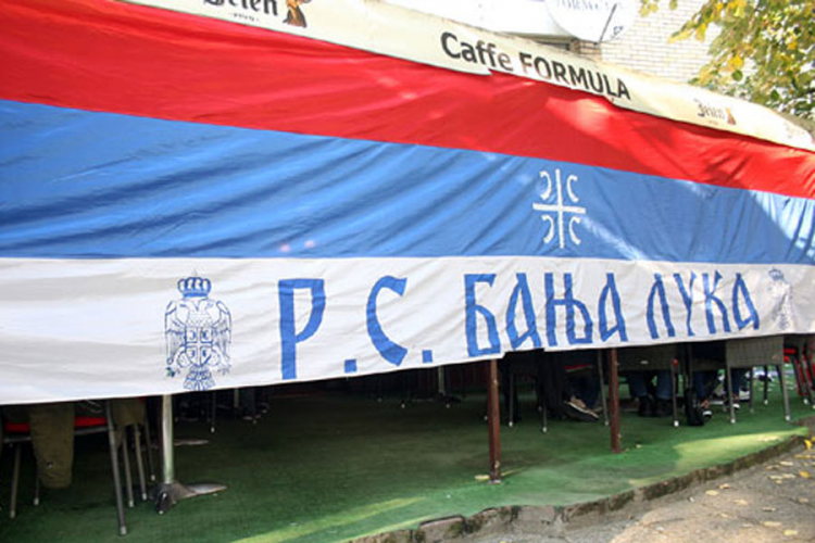 Banjalučani u Beču bodre Srbiju zastavom dugom 27 metara