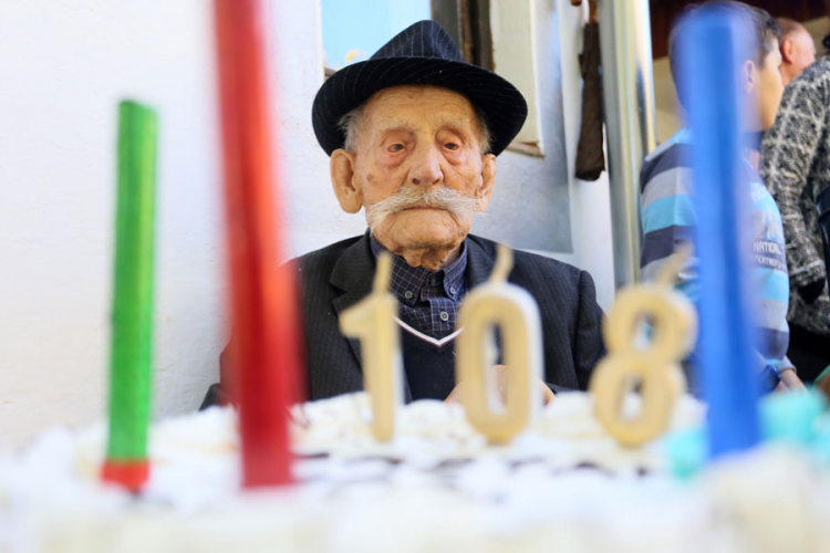 Dragoljub Galić uz tortu i šampanjac ušao u 109. godinu