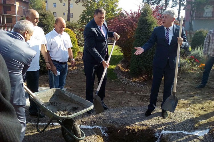 Dodik položio kamen temeljac za novi "Alfin" pogon