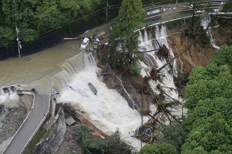 Klizišta i poplave u Japanu, troje poginulo