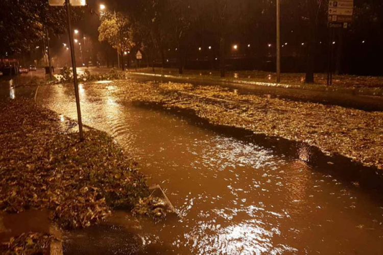 Vjetar nosio kontejnere i čupao stabla, voda blokirala ulice u Zenici