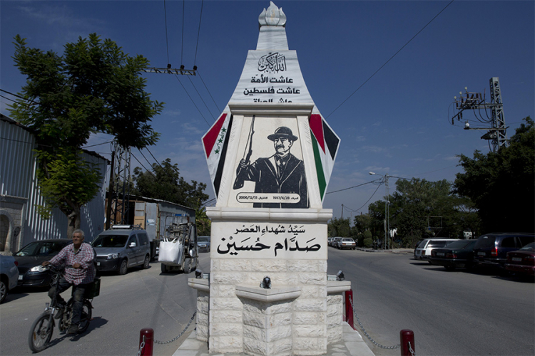 Palestinci podigli spomenik Sadamu Huseinu sa puškom u ruci