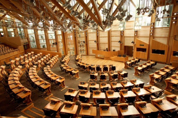 Evakuisan škotski parlament zbog sumnjivog paketa