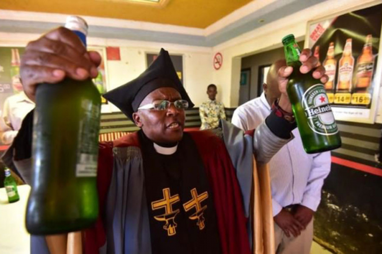 U crkvi se mole Bogu i klanjaju alkoholu