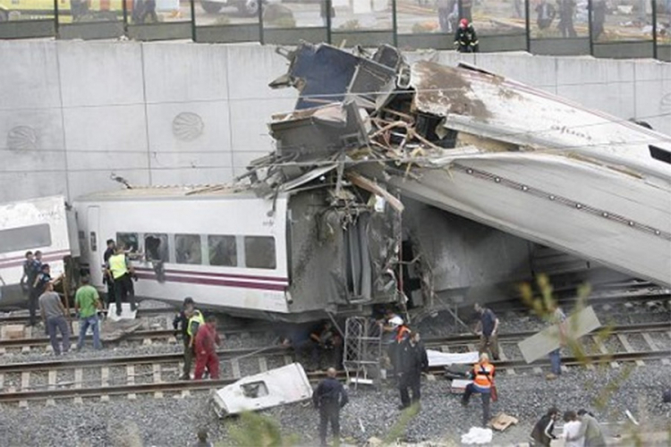 Voz iskliznuo iz šina u Španiji, više povrijeđenih