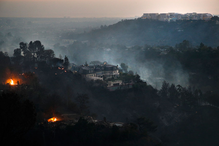 Požar guta Los Anđeles: Gore imanja u elitnom Bel-Airu, 150 hiljada ljudi evakuisano