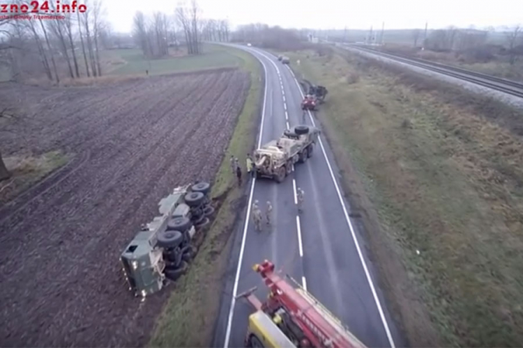 Konvoj NATO doživio blamažu, mještani vadili kamione iz blata
