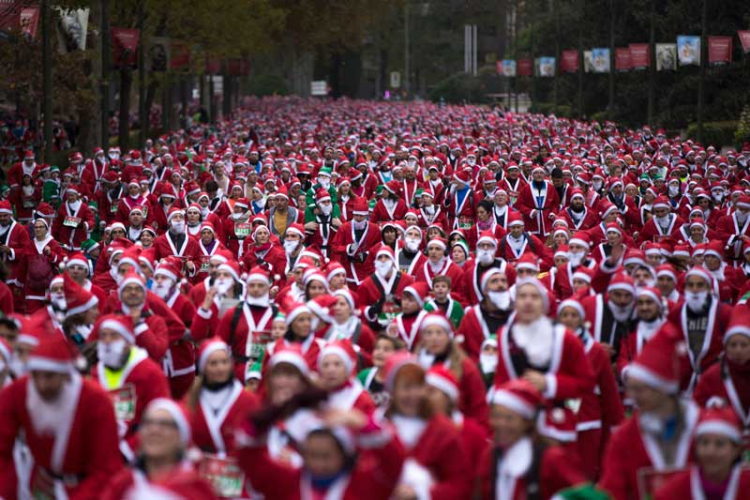 Trka više od 7.000 Deda Mrazova kroz centar Madrida