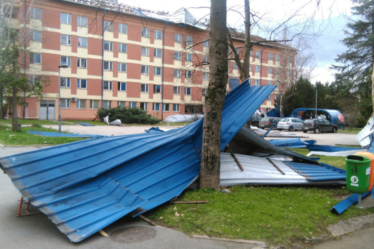 Banjaluku poharalo nevrijeme: Vjetar rušio stabla, padali krovovi, troje povrijeđeno