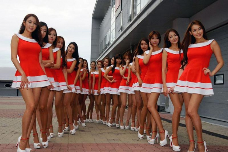 F1 razmatra ukidanje dјevojaka sa starta