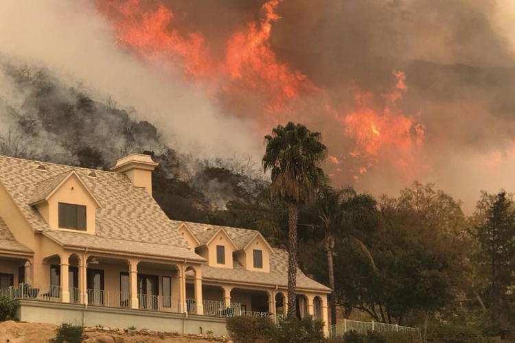 U požarima u Kaliforniji poginuo vatrogasac, u strahu i holivudske zvijezde